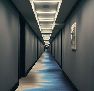 Модерен коридор със синьо сечение
