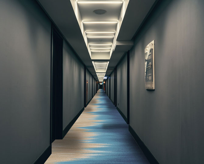 Модерен коридор със синьо сечение